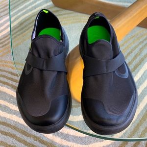 NWOT OOFOS OOMG LOW FIBER BLACK STRETCH SLIP ONS 12